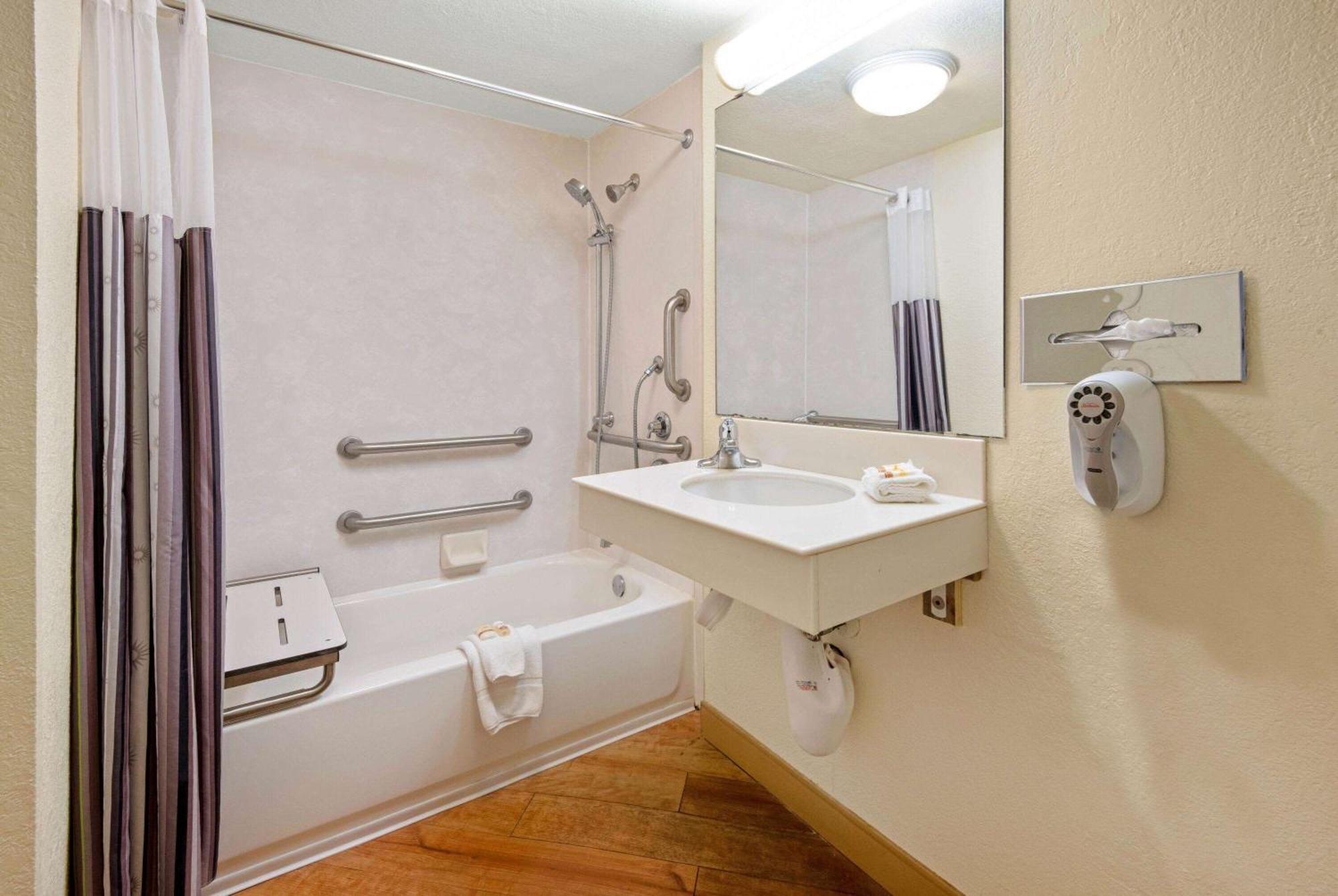 King Room Bath Tub Mobility or Hearing Accessible Non-Smoking