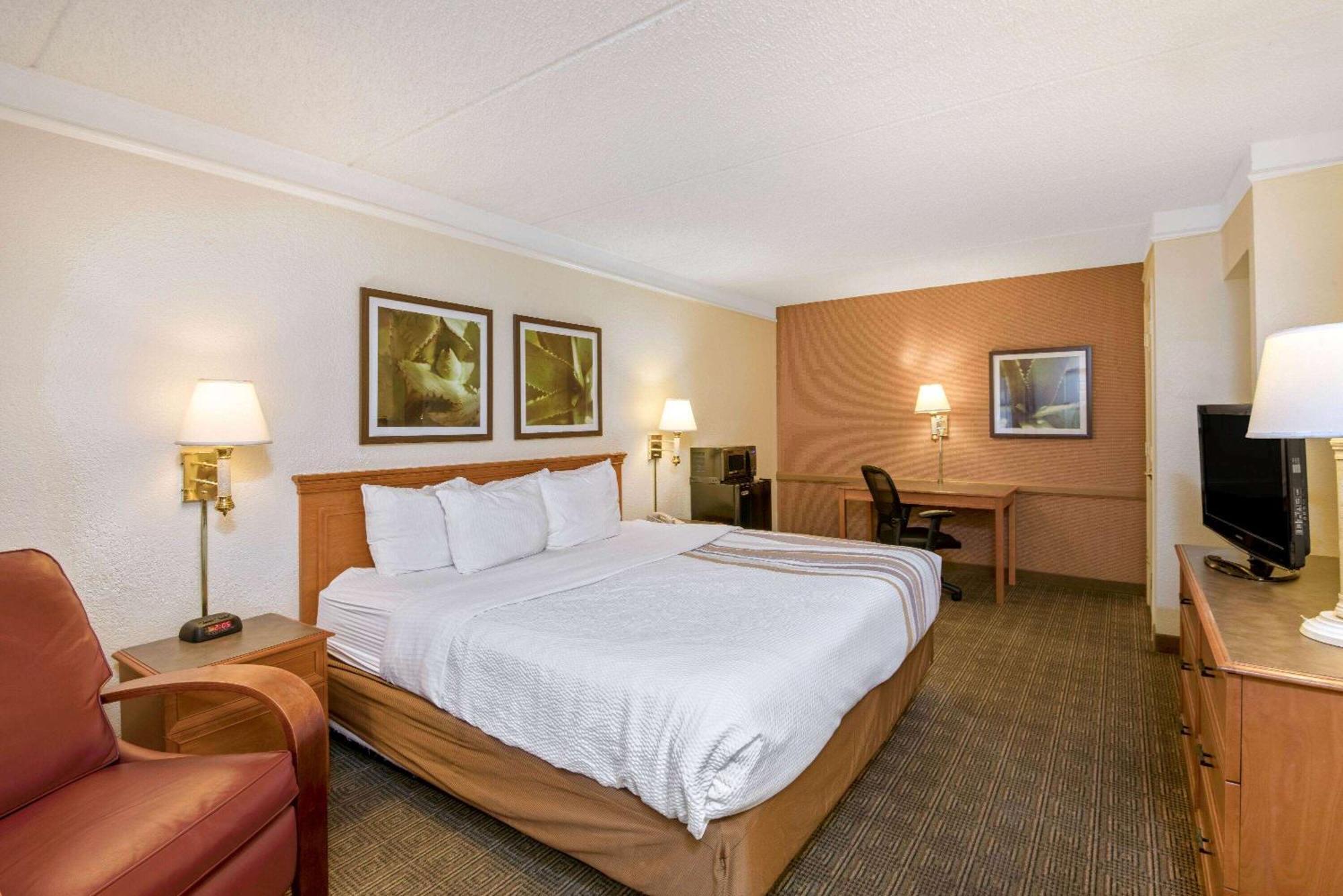 King Room Roll Shower Mobility or Hearing Accessible Non-Smoking