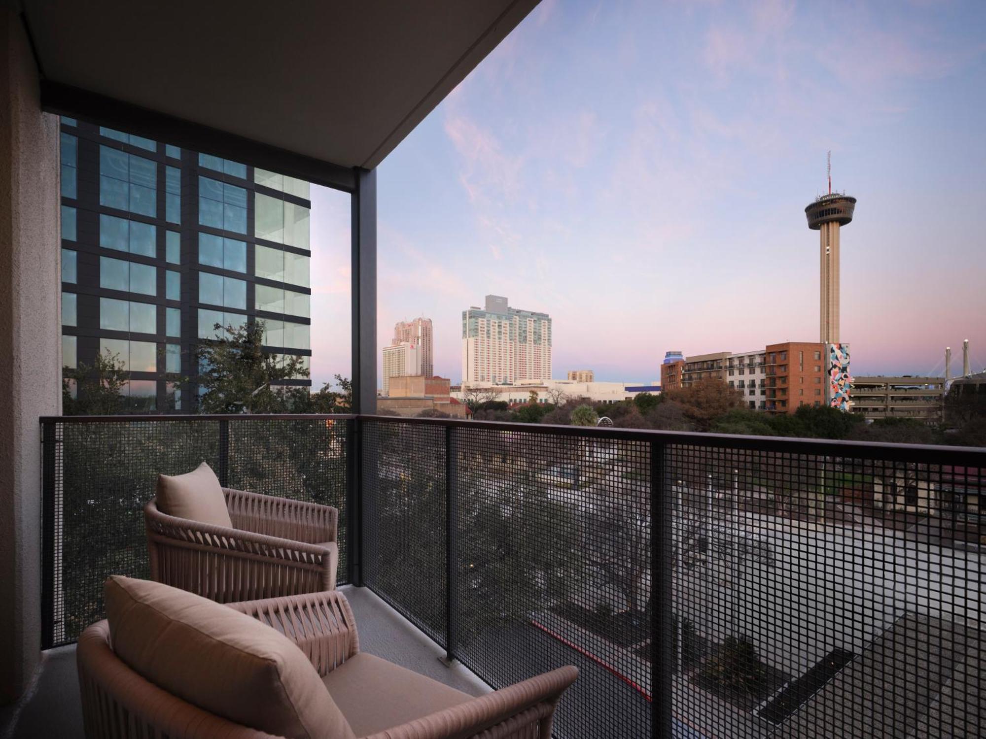 Queen Room Pool View Mobility or Hearing Accessible Roll Shower