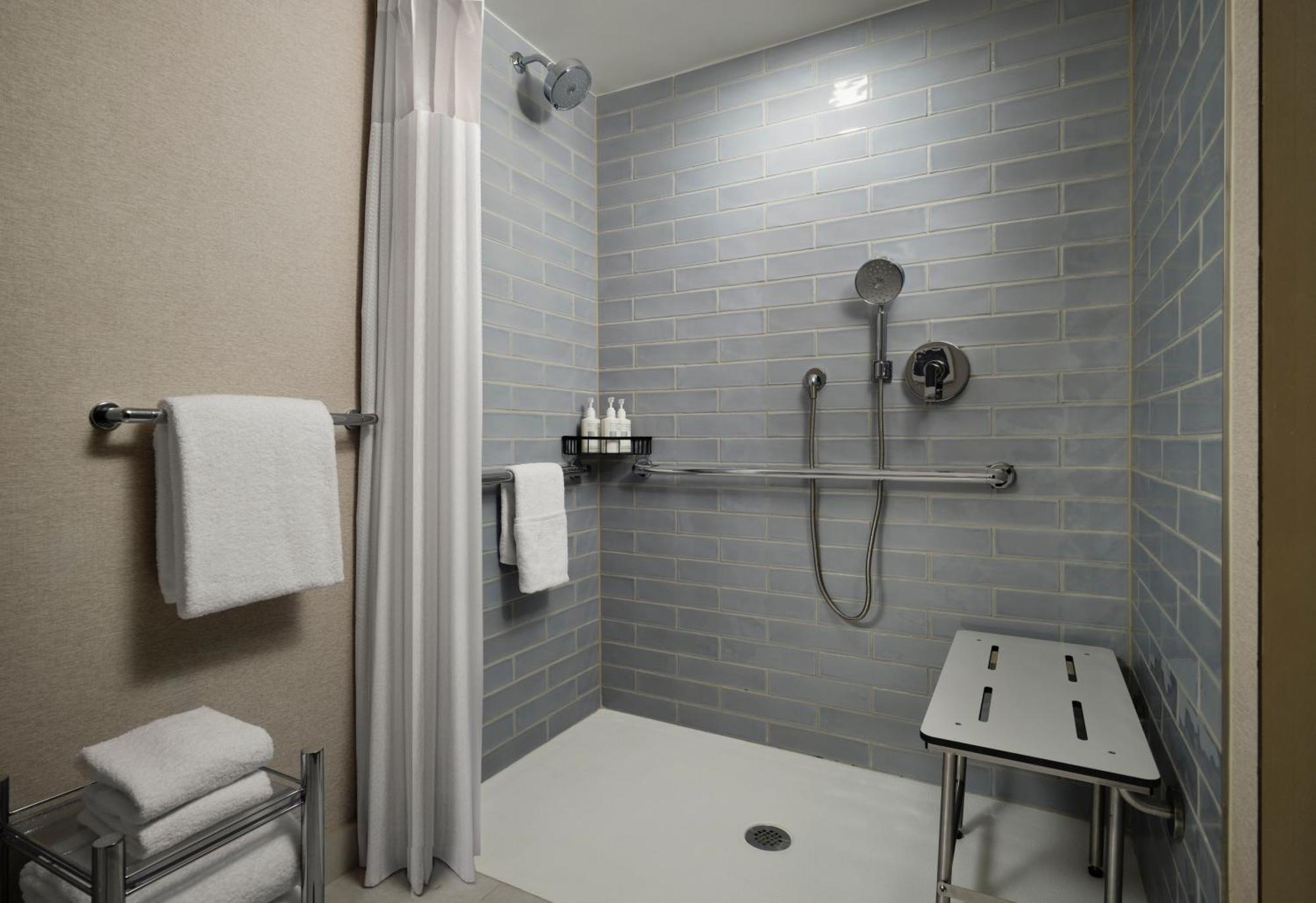 Queen Room Pool View Mobility or Hearing Accessible Roll Shower