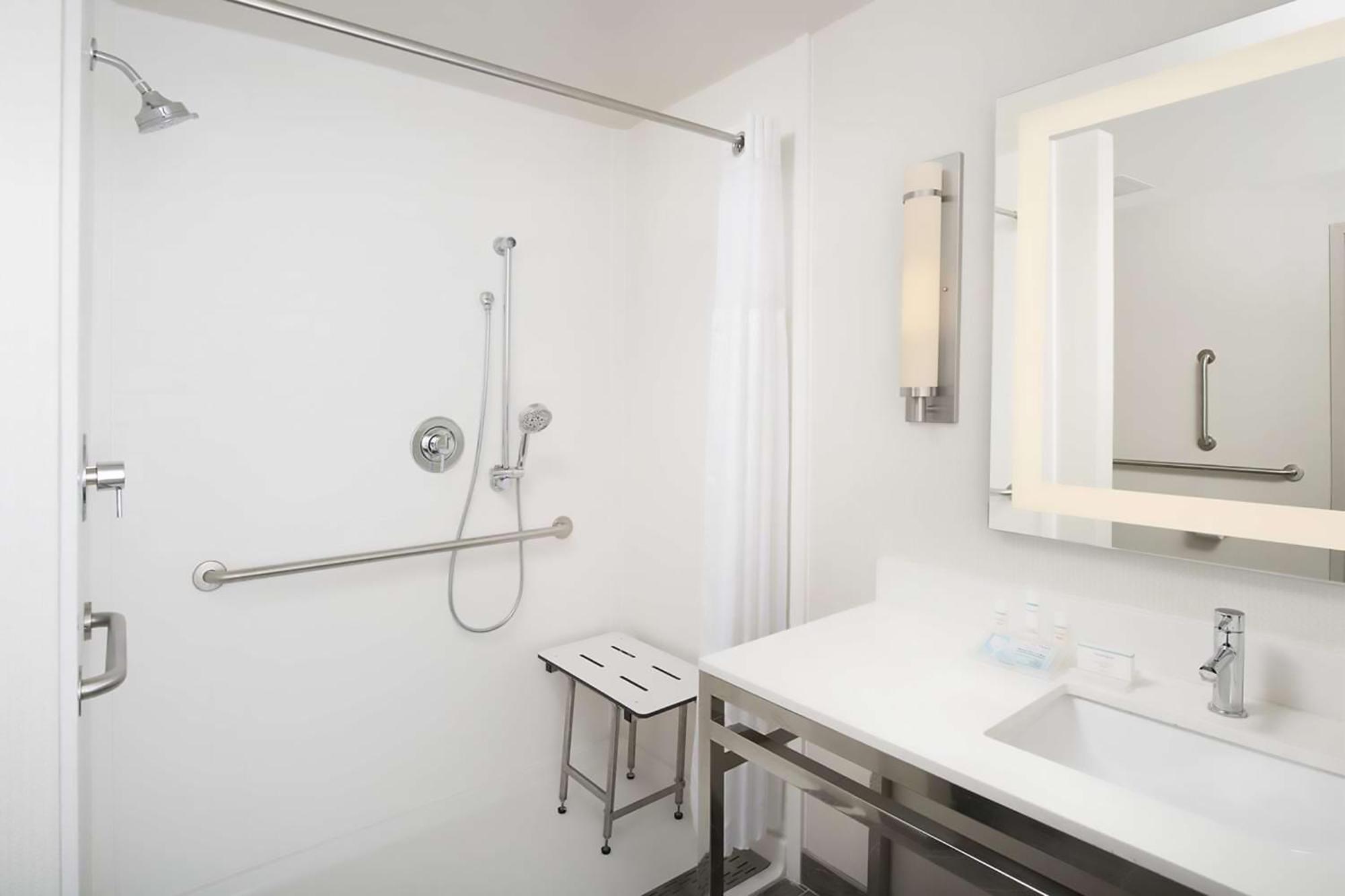 Queen Room with Two Queen Beds - Mobility and Hearing Access,1539259051:JPEG