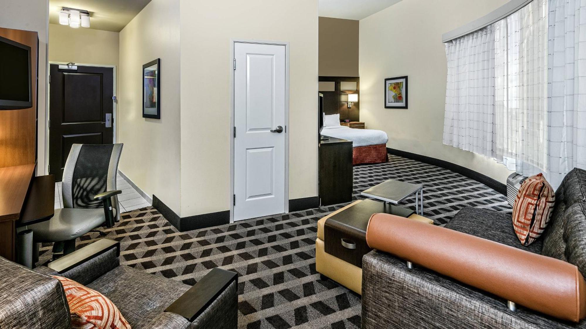 Corner King Suite Sofa Bed City View