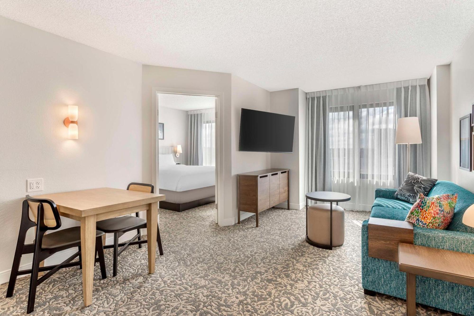 Hearing Accessible One Bedroom Suite Queen,1624319013:JPEG