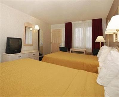 Queen Room Two Queen Beds Non-Smoking