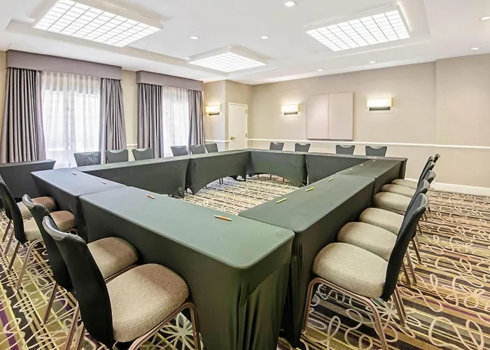 La Quinta By Wyndham San Antonio Airport Hotel